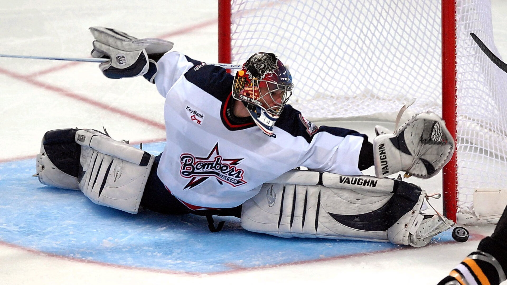 “全力出击！四川省体育馆自由搏击选手激战正酣”